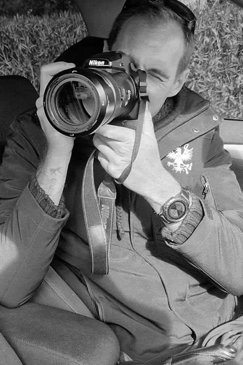 Détective privé qui prend des photos d'une surveillance