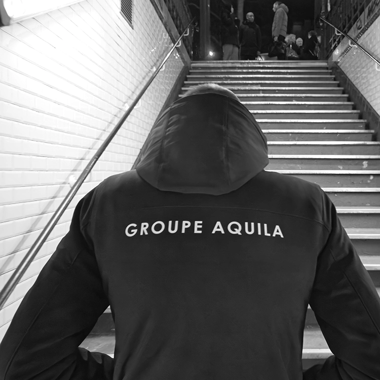 détective privé dans le métro