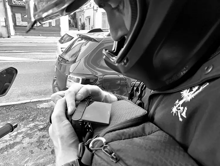 détective privé sur un scooter